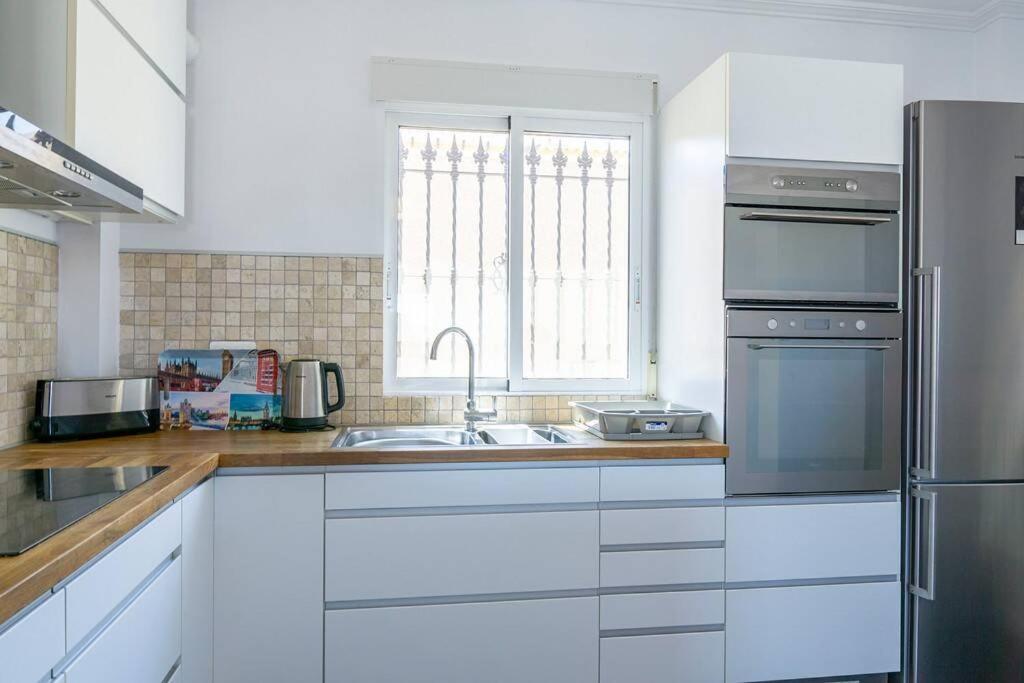 Casa Lilly-Rose, A Beautiful 3 Bedroom Detached Villa A Short Walk To The Villamartin Plaza & Golf Course Exterior foto